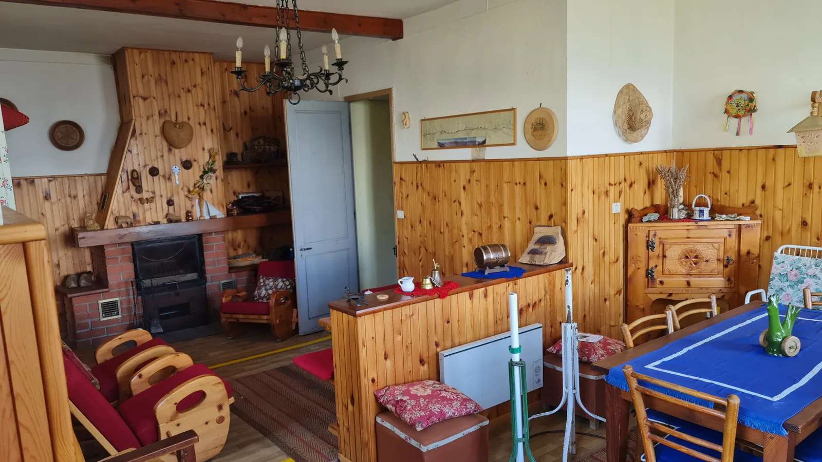 Salone con camino — spazi comuni